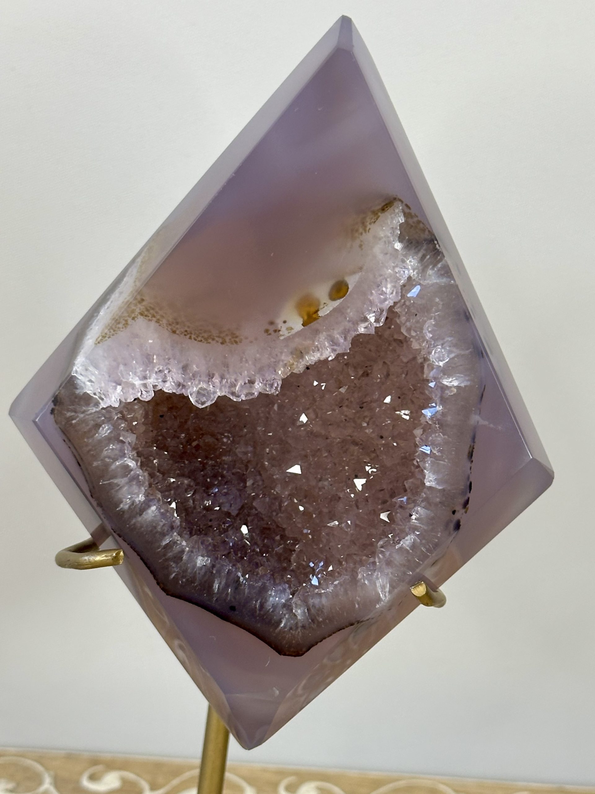 Won Agate kite on stand with Druzy frontage